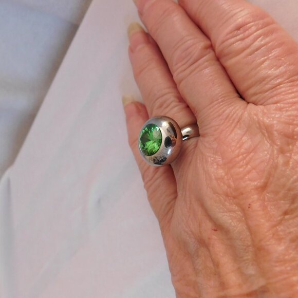 Ladies "Choice" Emerald Green Colored Cocktail Ring - Picture 7 of 7